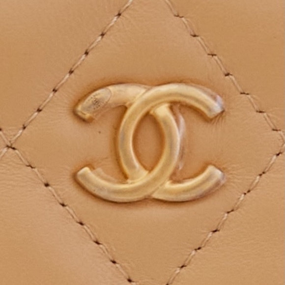 CHANEL PEARL CRUSH MINI CAMERA BAG 32 SERIES (2021) - Picture 9 of 11